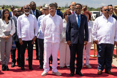 Fotografía cedida este viernes por la Presidencia de Haití que muestra al presidente de Colombia, Gustavo Petro (c) siendo recibido por el presidente del Consejo Presidencial de Transición (CPT), Fritz Alphonse Jean (2d), en Puerto Príncipe (Haití).