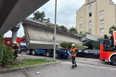 La colisión habría ocasionado el derrumbe del puente peatonal en la ciudad de Linz, en el norte de Austria.