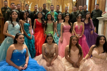 Este es el grupo de jóvenes a las que les realizaron una eucaristía por su cumpleaños. 