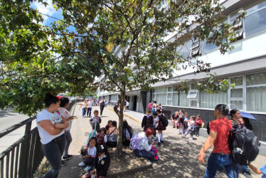 Este lunes, 7 de julio, estudiantes, docentes y administrativos retomaron el calendario académico. Los padres también volvieron a la rutina escolar.