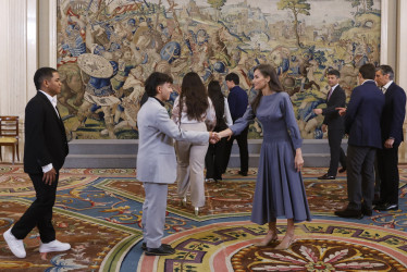 La reina Letizia saluda a los jóvenes becados por la Fundación Microfinanzas BBVA (FMBBVA) durante la audiencia que concedió a una representación de estos estudiantes, este miércoles en el Palacio de La Zarzuela. 