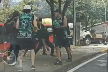 El conflicto se presentó entre hinchas del Atlético Nacional, quienes arribaron a Pereira en un bus, procedentes de la ciudad de Medellín para ver el partido.