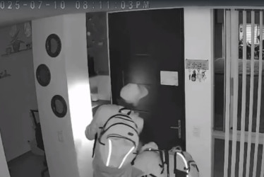 En cámaras de seguridad quedó grabado el momento en el que los delincuentes entraron a robar a una de las cuatro viviendas del conjunto cerrado Balsos de La Florida.