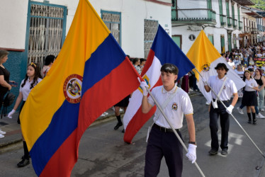 Desfile de la Independencia en Salamina (Caldas) con la Institución Educativa Pío XII por la Calle Real.