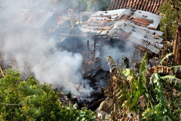 Según lo reportado por el comandante de Bomberos, Fabio Tabares Gómez, en la casa afectada vivían dos personas de 68 y 77 años. Si bien la pérdida fue total, no hubo víctimas fatales.