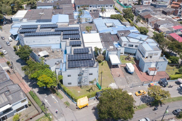 El Hospital Santa Mónica de Dosquebradas avanza hacia la transición energética instalando 198 paneles solares en su sede principal. 