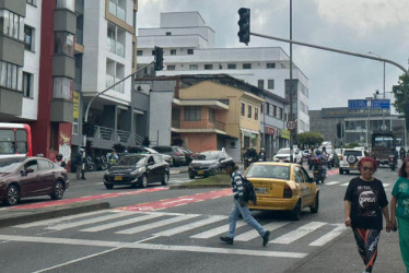 Los peatones pasan con precaución y cuidado ante el daño de la red semafórica de la ciudad. 
