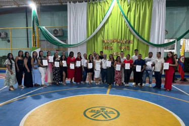 Foto I Cortesía Sena I LA PATRIA Ellos asistieron a la ceremonia de certificación, compartiendo su logro con familiares y seres queridos. Ya tienen el título en diverssas formaciones.