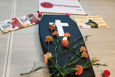 El Sindicato de Trabajadores del DANE elaboró un tumba para recrear la desaparición Dirección Territorial Centro Occidente.