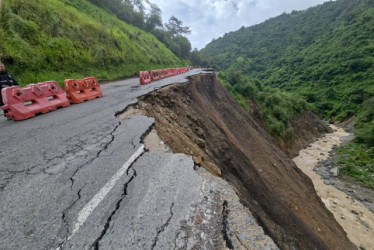 En Sinifaná, sector clave de la vía Manizales-Medellín, persiste el cierre por pérdida de banca desde junio. Las obras tomarán ocho meses más.
