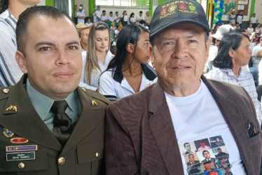 El patrullero David Ramírez quien labora en La Dorada llegó a Arboleda con su padre, Nicolás Ramírez, policía sobreviviente de la toma guerrillera, para acompañarlo en la conmemoración, escuchar los relatos y conocer las duras horas en peligro de muerte que vivió su progenitor hace 25 años. 