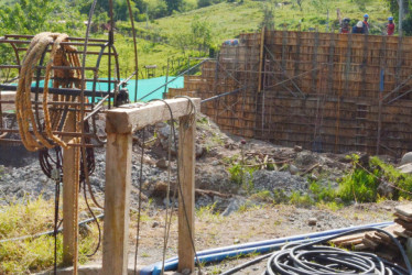 Así se va la construcción del puente que pasa por encima de la quebrada Rodas que colapsó en la ola invernal del 2022. 