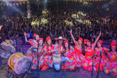 Juan Manuel Ocampo en medio de las integrantes del grupo Tambor Hembra durante una presentación.