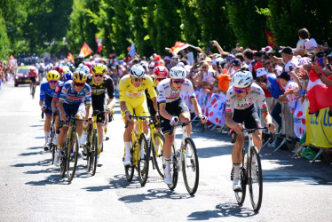 El ciclista esloveno Tadej Pogacar del UAE Team Emirates y el ciclista holandés Mathieu Van Der Poel del equipo Alpecin - Deceuninck 