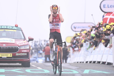 El ciclista neerlandés Thymen Arensman, del equipo INEOS Grenadiers, gana etapa 14 del Tour de Francia, una carrera ciclista de 182,6 km desde Pau hasta Luchon-Superbagneres, Francia, este sábado 19 de julio del 2025.