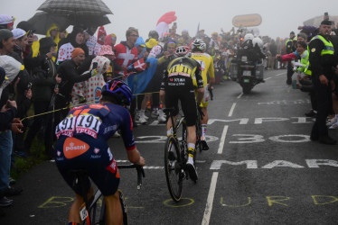 (de adelante hacia atrás) El líder de la general del Maillot Amarillo, el ciclista esloveno Tadej Pogacar del UAE Team Emirates, el ciclista danés Jonas Vingegaard del Team Visma-Lease a Bike y el ciclista británico Oscar Onley del Team Picnic PostNL suben el Col de la Loze durante la etapa 18 del Tour de Francia, una carrera ciclista de 171,5 km de Vif al Col de la Loze, Francia, este jueves 24 de julio del 2025.