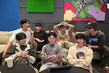 BTS durante una emisión en directo este martes a través de la plataforma Weverse.