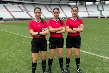 Las trillizas Vásquez, árbitras de Caldas, en una fotografía en el estadio Palogrande durante la grabación de Los Informantes, de Caracol Televisión.