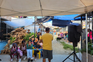 La comunidad de El Remanso se cansó de esperar que les pavimentaran varias calles, por eso decidieron recoger fondos para hacerlo ellos mismos. 