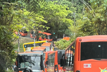 Hasta dos horas de espera para abordar un articulado del Megabús que los llevara a Villa Santana además de la nula presencia de agentes de tránsito 