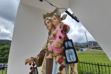 Esta imagen de la Virgen del Carmen está ubicada en la nueva glorieta de la recta de Maltería (Manizales), al frente de la Industria Licorera de Caldas.