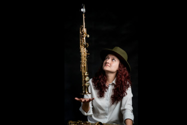 Wendy Giraldo, artista caldense que interpreta el saxofón. 