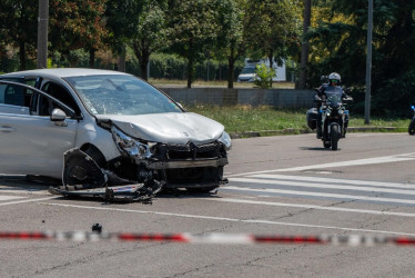 El lugar del accidente, en la vía Saponaro de Milán, donde se encontró el carro en el que atropellaron a la mujer.