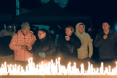 El sábado hubo una vigilia por los trabajadores atrapados en la mina El Teniente.