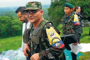 Alias Iván Mordisco se ha burlado públicamente del presidente Petro y de su estrategia de paz total, negándose a aceptar el discurso de paz bajo condiciones que él considera contradictorias.