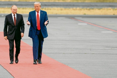 Donald Trump recibió a Vladímir Putin en la base aérea de Elmendorf-Richardson, a las afueras de Anchorage, con una alfombra roja y con una actitud cordial.