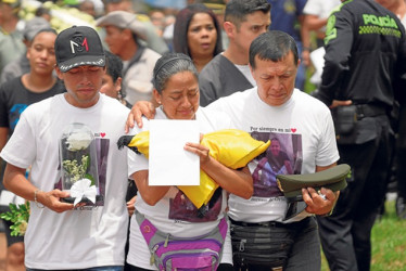Familiares del patrullero de la Policía Michael Stiven Astaiza Ortiz durante sus honras fúnebres en el cementerio Jardines de la Aurora.