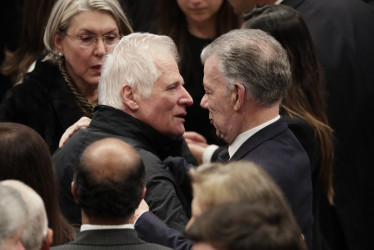  Miguel Uribe Turbay, Miguel Uribe (c), abraza al expresidente de Colombia Juan Manuel Santos 