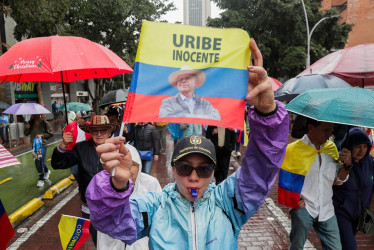 Una persona sostiene una bandera durante una manifestación en apoyo al expresidente Álvaro Uribe este jueves, en Bogotá (Colombia).