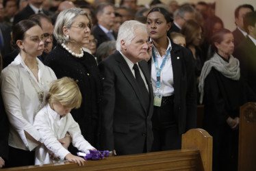 El padre del fallecido senador y precandidato presidencial Miguel Uribe Turbay, Miguel Uribe (c),