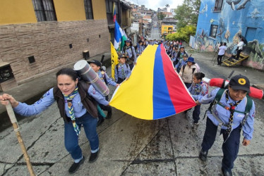 Fotos | Freddy Arango | LA PATRIA A lo largo del recorrido, se sumaron también los Boy Scouts, portando la bandera de Colombia con su lema al frente: "Siempre listos".