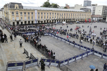 Ciudadanos esperan en una fila para ingresar al Capitolio Nacional y despedir al fallecido senador y precandidato presidencial opositor Miguel Uribe Turbay.
