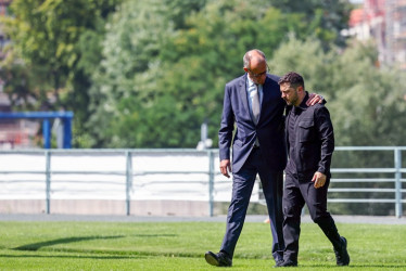 "Putin no quiere la paz, quiere ocuparnos por completo. Putin no podrá decepcionar a nadie, necesitamos presión, presión, presión, para lograr la paz", señaló Volodímir Zelenski, presidente de Ucrania ante Friedrich Merz, canciller de Alemania.