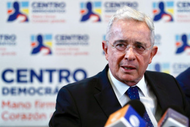 Expresidente de Colombia, Álvaro Uribe Vélez, hablando durante una rueda de prensa en Bogotá. 