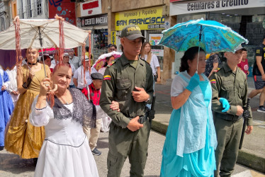 Las abuelas candidatas al Reinado de la Sabiduría participaron este viernes por la mañana en el desfile de carrozas que recorrió las calles de este municipio cafetero.