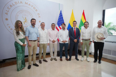 De izquierda a derecha, a la gerente de Barranquilla, Ana María Aljure; el alcalde de Bogotá, Carlos Fernado Galán; el alcalde de Cali, Alejandro Éder; el alcalde de Cartagena de Indias, Dumek Turbay; el senador estadounidense Rubén Gallego; el senador estadounidense Bernie Moreno; el alcalde de Medellín, Fedrerico Gutiérrez, y el encargado de Negocios de la Embajada de Estados Unidos en Colombia, John McNamara, posando durante una reunión este jueves, en Cartagena. 