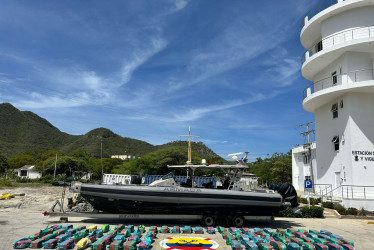 La mercancía ilegal incautada por las autoridades en el mar Caribe de Colombia.