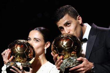 Los jugadores españoles, Aitana Bombatí y Rodri, ganadores del Balón de Oro en 2024. 