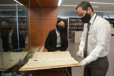 Luis Javier López, auxiliar de asuntos culturales  e Ivonne Mendoza,