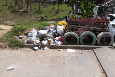 Las basuras en la cancha del barrio El Nevado.