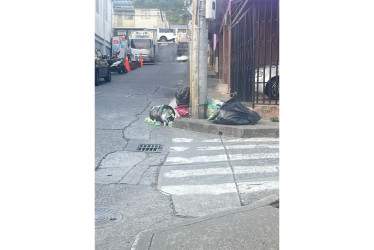 Estas son las basuras que se acumulan en la esquina a un costado de Mercaldas en la calle 67.