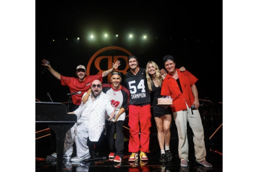 Kendall Schmidt, Carlos Pena Vega, James Maslow y Logan Henderson, integrantes de Big Time Rush junto a sus invitados en la gira Katelyn Tarver (Jo) y Sthephen Kramer (Gustavo). 