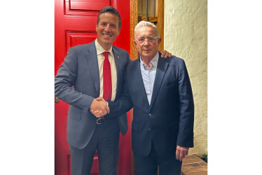 El senador estadounidense Bernie Moreno y el expresidente Álvaro Uribe Vélez. 