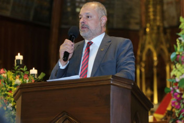 Diego Angelillis Quiceno, gerente de la Industria Licorera de Caldas, sostiene en sus manos el reconocimiento del Caldense del Año 2024.