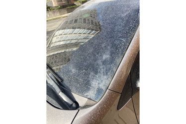 Algunos registros de ceniza esta tarde en Manizales. 