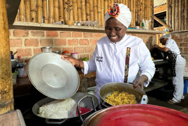 La cocinera tradicional Rosa Garcés preparando sus alimentos con la 'CamHarina', harina hecha con cáscara de camarón por la asociación ASOMEFAMA en Tumaco (Colombia).